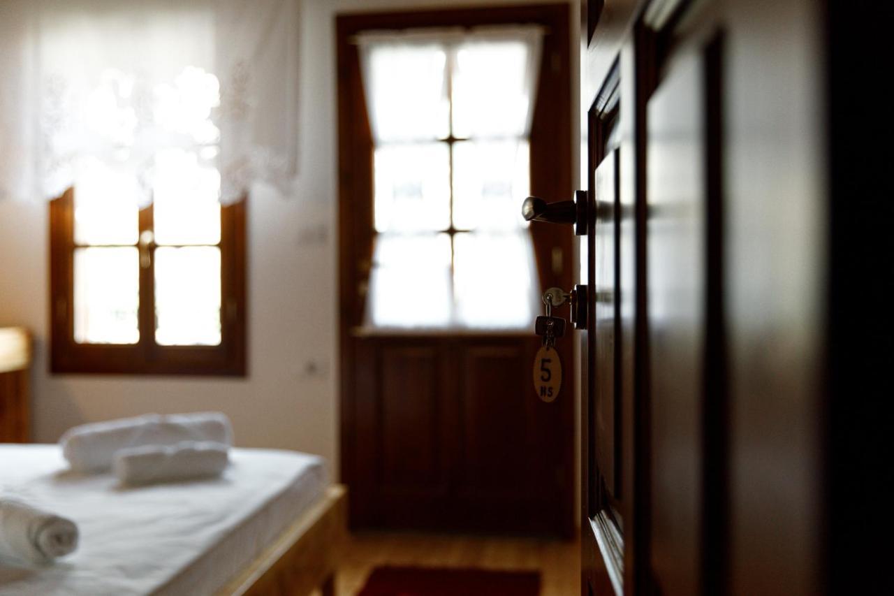 Hotel Sarajet 1821 Gjirokastër 外观 照片