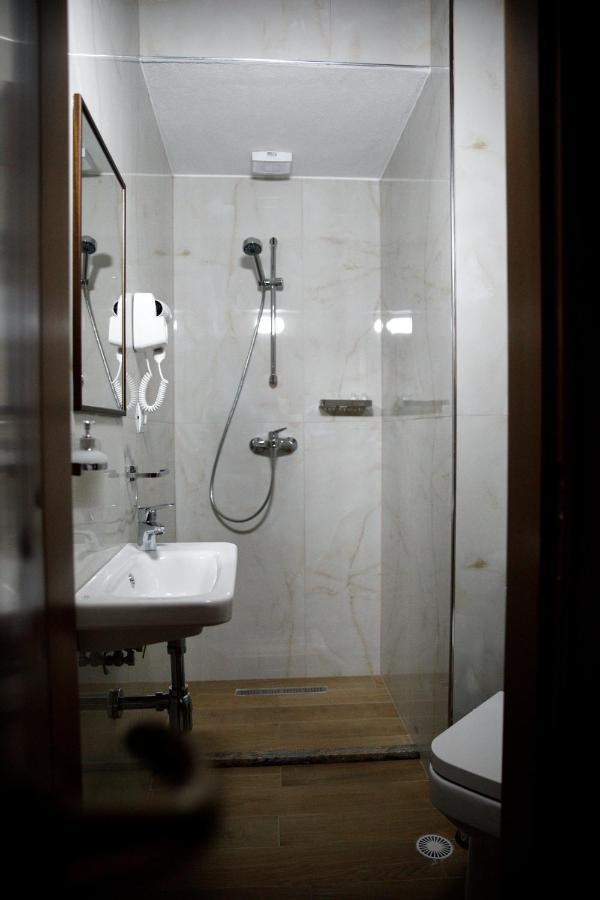 Hotel Sarajet 1821 Gjirokastër 外观 照片