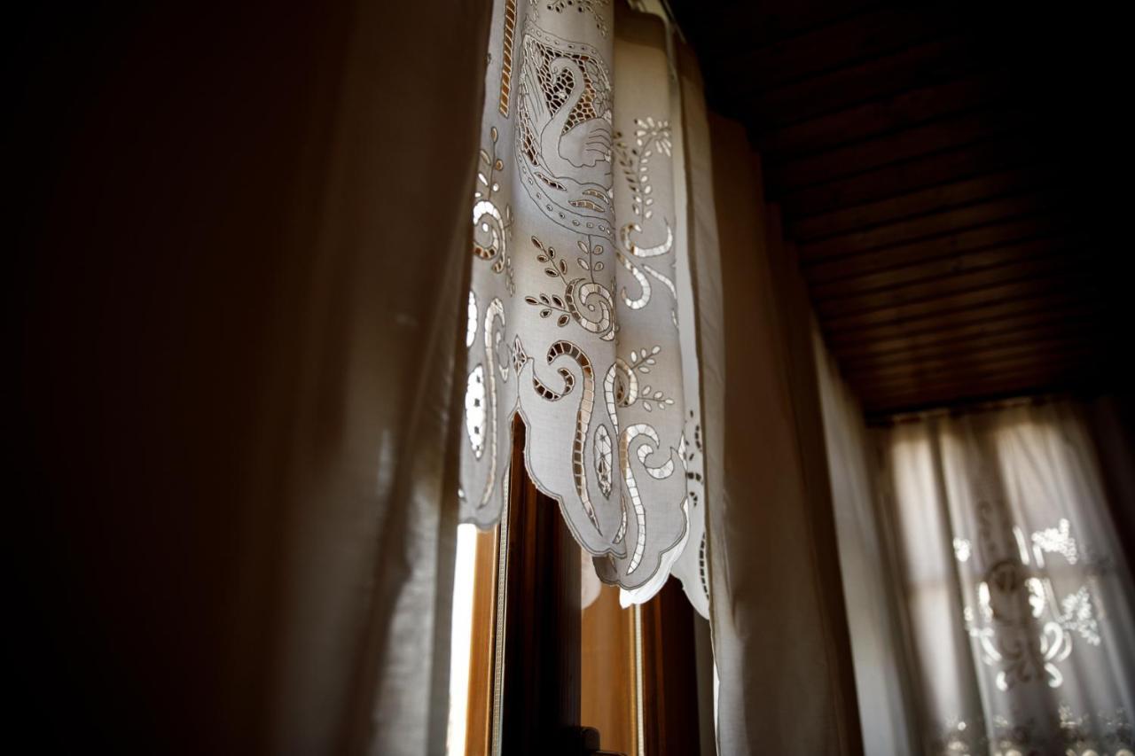 Hotel Sarajet 1821 Gjirokastër 外观 照片